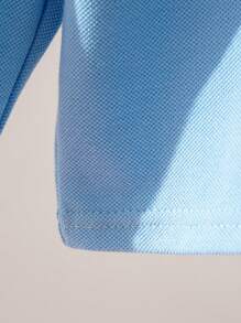 SHEIN 这款男婴 Polo 领刺绣图案 T 恤将经典 Polo 衫设计与时尚活泼的刺绣图案相结合，是宝宝衣柜中的理想单品。它具有 Polo 衫的经典款式，同时添加了有趣的刺绣元素，让您的小宝贝看起来既可爱又时尚。衣领有两个纽扣，方便穿着，增强时尚感。 - 霧霾藍 - 查看 5
