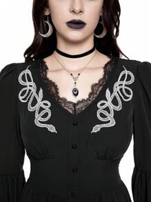 ROMWE Goth Vestido de mujer con cuello en V, con recorte de encaje en contraste, bordado de patrón de piel de serpiente y mangas acampanadas