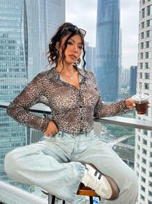 SHEIN EZwear Blusa transparente con botones delanteros y estampado de leopardo para mujer talla grande