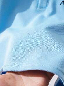 SHEIN 这款男婴 Polo 领刺绣图案 T 恤将经典 Polo 衫设计与时尚活泼的刺绣图案相结合，是宝宝衣柜中的理想单品。它具有 Polo 衫的经典款式，同时添加了有趣的刺绣元素，让您的小宝贝看起来既可爱又时尚。衣领有两个纽扣，方便穿着，增强时尚感。 - 霧霾藍 - 查看 6
