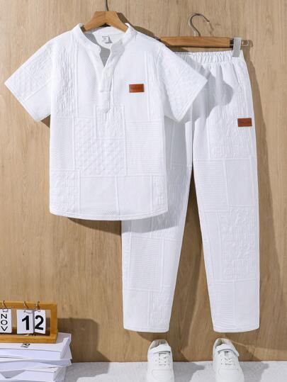 SHEIN 2 peças Tween Boy Casual Versátil Aplique Patch Decote V Manga Curta Camiseta E Perna Reta Cor Sólida Calças De Malha Conjunto De 2 Peças, Adequado Para Escola, Esportes, Viagens E Férias