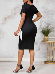 SHEIN Lady Vestido de Festa de Natal Vestido de Escritório Vestido com Listras Contrastantes Rosa Vermelho Preto Estampa de Listras Manga Curta Saia Quadril Vestido Feminino Verão Trabalho Festa - Vermelho - Visão 2