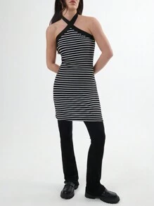 TypaGal Vestido corto básico con contraste de rayas y cuello de halter - Blanco y Negro - Ver 6