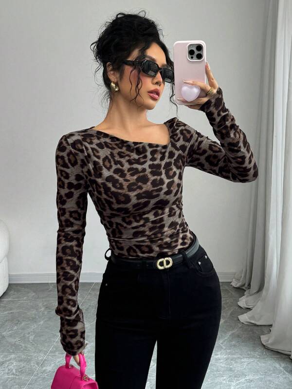 Selianne Camiseta de punto de leopardo en mezcla de colores con hombros oblicuos, manga larga, hombros y cintura fruncida de elegante ajuste para mujer