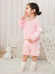SHEIN Playful Pals 2件套女婴休闲运动可爱甜美侧边蝴蝶结设计宽松舒适针织面料圆领长袖连帽T恤上衣和短裤套装，粉色 - 粉色 - 查看 3
