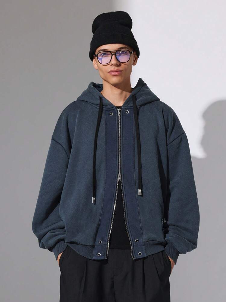 Moletom com capuz grande e icônico com estampa de texto gótico e zíper pesado