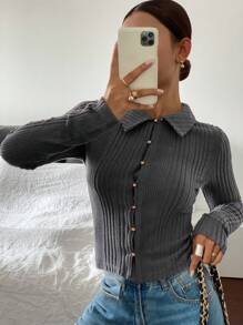 SHEIN Frenchy Women's Solid Color Single-Breasted Long Sleeve Casual Ribbed Top ,Gray Middle-Front Hollow Button Lapel Tight-Fitting T-Shirt, Made Of Plush Texture, Warm And Comfortable To Wear.
Casual Daily Wear,FW24,Commute,Minimalist,Office,Old Money,Simple,Casual Daily Wear,Christmas,New Years,New Year Eve, Commute, Minimalist, Office Wear, Old Money, Simple,