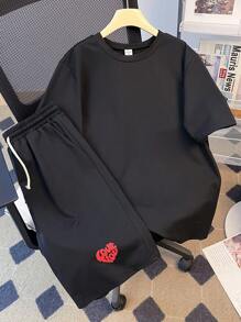 SHEIN 2 bucăți Adolescenți Băieți Ziua Îndrăgostiților Ocazional, Confortabil, La modă, Versatil, Drăguț, Set moale, inclusiv tricou și pantaloni scurți cu mânecă scurtă cu imprimeu inimă și litere, potrivit pentru purtarea zilnică, școală, călătorii, petreceri, festivaluri - Negru - Vizualizare 3