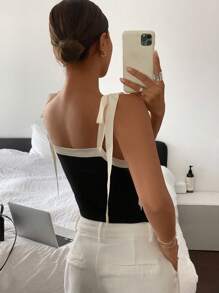Serisse Effen patchwork blouse met brede bandjes en striksluiting voor dames, tanktop met contrasterende kleur en strik aan de voorkant, zwarte top, zwarte top met vierkante hals en Franse strik, dameskostuums, strakke top. Tanktop met contrasterende rand.
