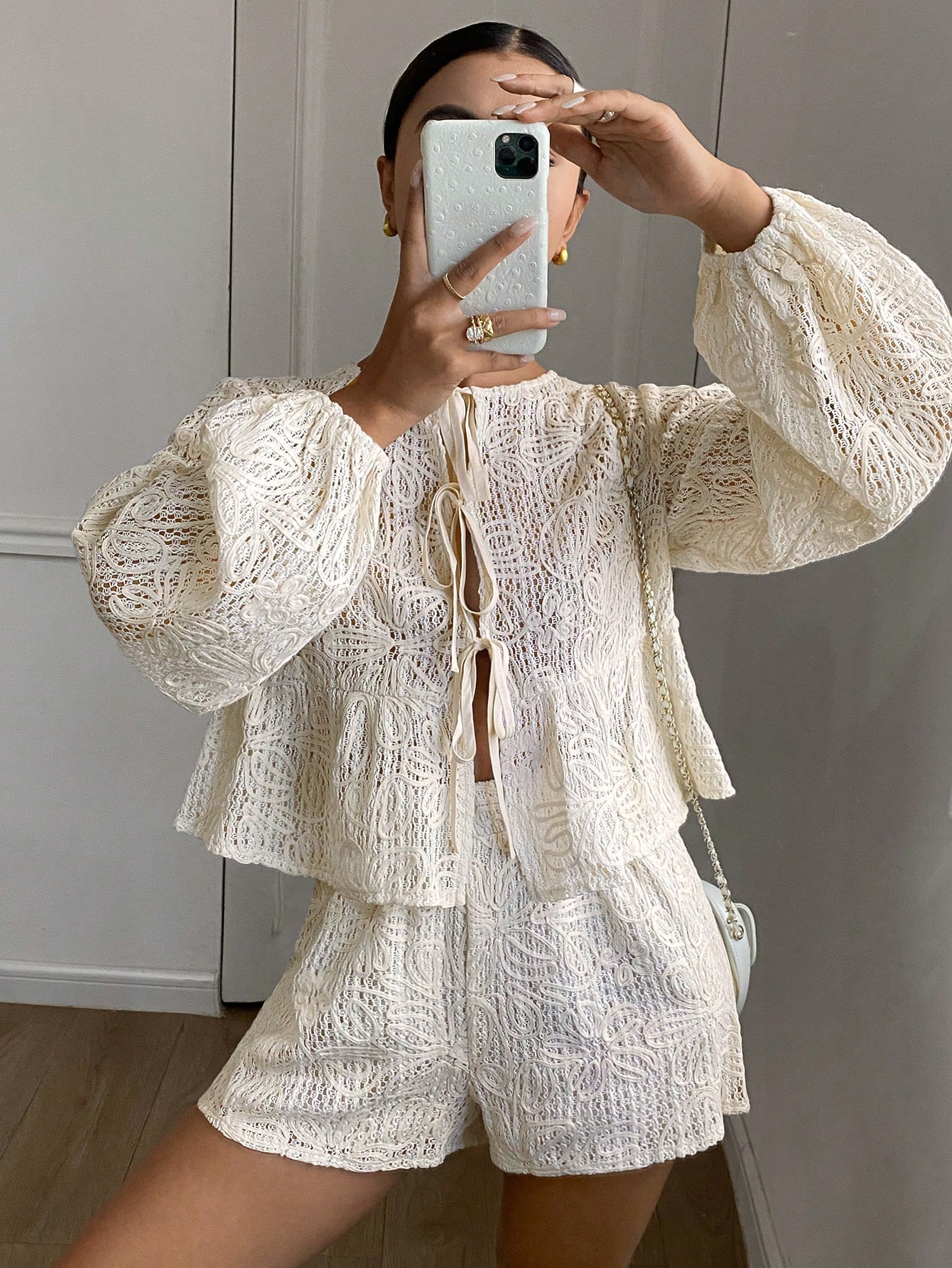 Serisse Conjunto Casual Feminino 2 Peças com Blusa Elegante de Verão Bege com Estampa Floral, Amarração Frontal e Manga Lanterna, e Shorts, em Tecido Texturizado Bordado