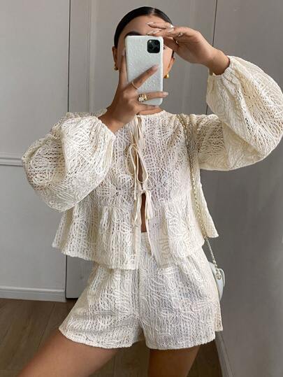 Serisse Conjunto informal de 2 piezas con blusa de manga farol con lazo delantero con estampado floral y pantalones cortos para mujer en otoño. Set de 2 piezas con tela texturizada de unicolor y tela bordada. Conjunto de camisa de encaje con cordones y pantalones cortos de manga larga.