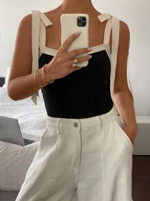 Serisse Effen patchwork blouse met brede bandjes en striksluiting voor dames, tanktop met contrasterende kleur en strik aan de voorkant, zwarte top, zwarte top met vierkante hals en Franse strik, dameskostuums, strakke top. Tanktop met contrasterende rand.