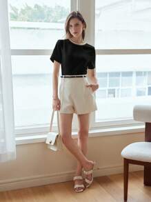 MOTF PREMIUM 鑰匙孔後開叉對比色車線修剪上衣 - 黑色 - 查看 5