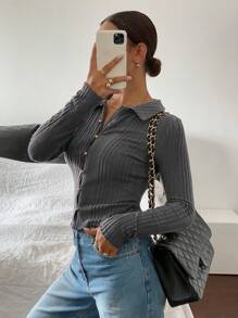 SHEIN Frenchy Women's Solid Color Single-Breasted Long Sleeve Casual Ribbed Top ,Gray Middle-Front Hollow Button Lapel Tight-Fitting T-Shirt, Made Of Plush Texture, Warm And Comfortable To Wear.
Casual Daily Wear,FW24,Commute,Minimalist,Office,Old Money,Simple,Casual Daily Wear,Christmas,New Years,New Year Eve, Commute, Minimalist, Office Wear, Old Money, Simple,