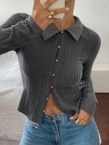 SHEIN Frenchy Women's Solid Color Single-Breasted Long Sleeve Casual Ribbed Top ,Gray Middle-Front Hollow Button Lapel Tight-Fitting T-Shirt, Made Of Plush Texture, Warm And Comfortable To Wear.
Casual Daily Wear,FW24,Commute,Minimalist,Office,Old Money,Simple,Casual Daily Wear,Christmas,New Years,New Year Eve, Commute, Minimalist, Office Wear, Old Money, Simple,