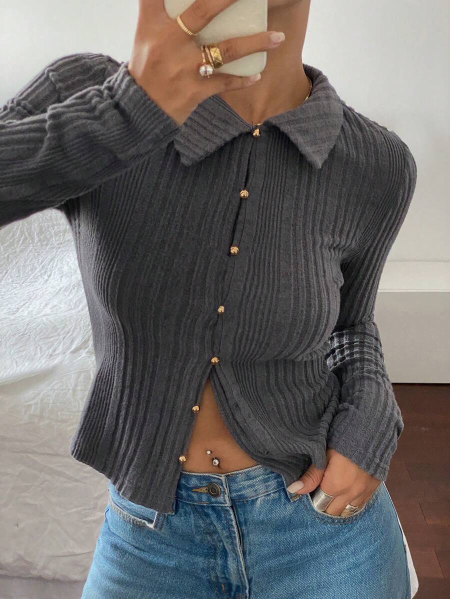 SHEIN Frenchy Women's Solid Color Single-Breasted Long Sleeve Casual Ribbed Top ,Gray Middle-Front Hollow Button Lapel Tight-Fitting T-Shirt, Made Of Plush Texture, Warm And Comfortable To Wear.
Casual Daily Wear,FW24,Commute,Minimalist,Office,Old Money,Simple,Casual Daily Wear,Christmas,New Years,New Year Eve, Commute, Minimalist, Office Wear, Old Money, Simple,