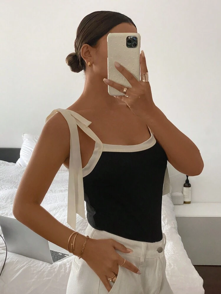 Serisse Blusa casual de patchwork de unicolor con tirantes anchos y lazada, Parte superior de tirantes con contraste y lazo delantero, Blusa negra, Parte superior cuello cuadrado negro con moño en contraste, Disfraces de mujer, Parte superior ajustada, Parte superior de tirantes con ribete en contraste - Negro - Añade 6
