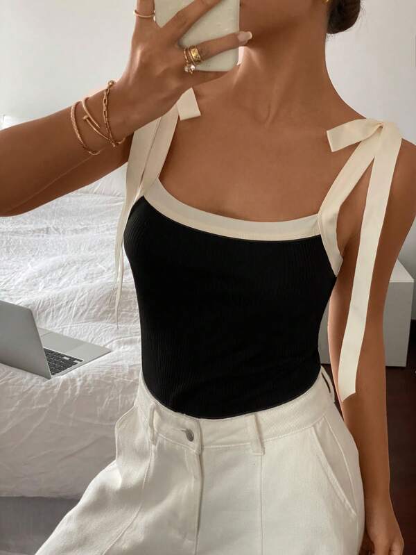 Serisse Blusa casual de patchwork de unicolor con tirantes anchos y lazada, Parte superior de tirantes con contraste y lazo delantero, Blusa negra, Parte superior cuello cuadrado negro con moño en contraste, Disfraces de mujer, Parte superior ajustada, Parte superior de tirantes con ribete en contraste