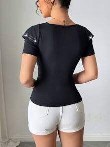 Chiquease Camiseta de manga corta con parche de lazo, con aplicaciones de piedras, corte slim, estampados florales aleatorios de verano - Negro - Ver 2