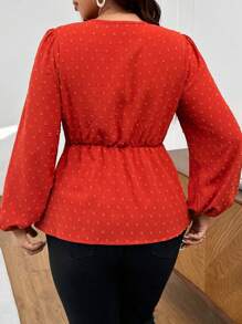 SHEIN Frenchy قميص بلوزة نسائية مقاس كبير تصميم بسيط بخامة النسيج المنقوش، كشكشة خصر مع زر أمامي في المنتصف - برتقالي مرجاني اللون - مشاهدة 2