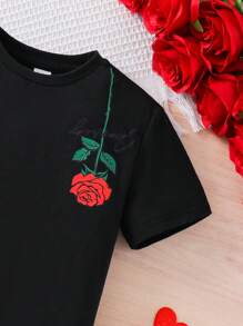 1 件年轻男孩休闲简约花卉和字母图案针织宽松 T 恤，学院风和基本款风格，春夏季舒适，适合情人节