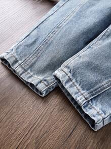 SHEIN Pantalon carotte en denim bleu clair ample et décontracté pour bébé garçon, avec style panneauté. Polyvalent et convient pour le port quotidien et les tenues du Nouvel An