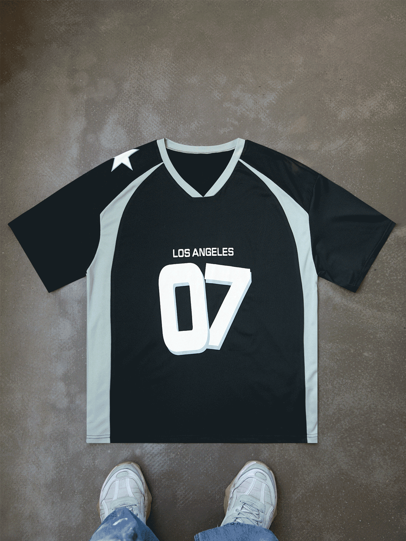 Manfinity EMRG 男士年轻街头风格 INS 畅销 T 恤。采用黑灰配色，胸前印有醒目的白色数字“07”。整体风格休闲，散发出强烈的街头时尚感。男士字母印花拼色 V 领短袖休闲篮球球衣风格 T 恤 - 彩色 - 查看 3