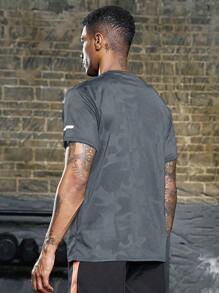 Manfinity Sport Corelite 男式迷彩印花圆领短袖休闲运动T恤健身上衣透气 - 灰色 - 查看 2