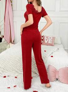 Conjunto de pijama de mujer de ajuste ceñido con top de manga larga y pantalones, hecho de mezcla de encaje y tejido acanalado con cuello en V