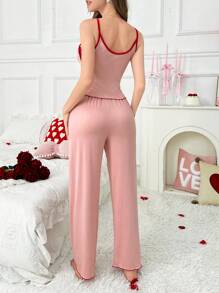 Conjunto de pijama de camiseta y pantalones con estampado de AMOR y parches de encaje en contraste para mujer