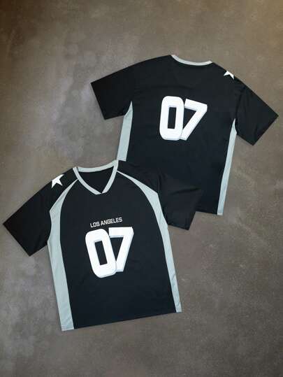 Manfinity EMRG 男士年轻街头风格 INS 畅销 T 恤。采用黑灰配色，胸前印有醒目的白色数字“07”。整体风格休闲，散发出强烈的街头时尚感。男士字母印花拼色 V 领短袖休闲篮球球衣风格 T 恤