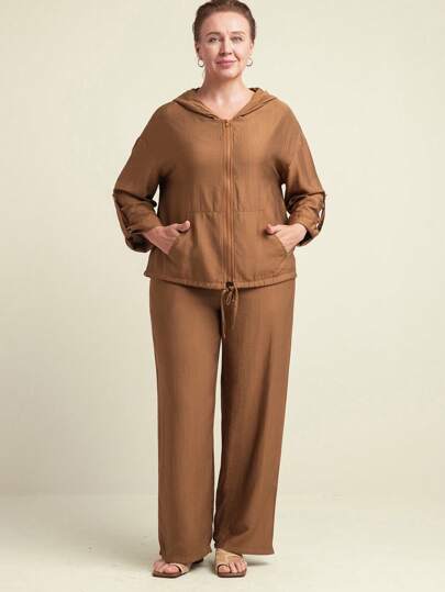 2-delige set in grote maten: hoodiejack van getextureerd materiaal met rits en trekkoord, vouwmanchetten + broek