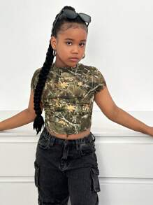 SHEIN Niña preadolescente Camiseta corta ajustada con estampado camuflado de rama mustia vintage, estilo casual camuflaje, ropa de calle de moda - Verde militar - Ver 3