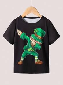 Camiseta verde para niño pequeño con estampado de niño de trébol de cuatro hojas. Esta camiseta verde para niños pequeños presenta un color base verde fresco, que muestra el vigor y la vitalidad de las estaciones de primavera y verano. El frente muestra una impresión alegre de un niño con trébol de cuatro hojas, que simboliza la buena suerte y la felicidad.