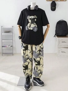 SHEIN 2入組男孩休閒迷彩熊圖案短袖T恤和迷彩口袋工裝長褲套裝 - 彩色 - 查看 3