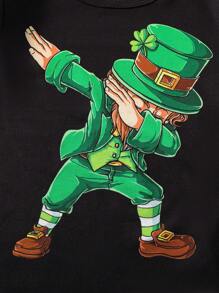 Camiseta verde para niño pequeño con estampado de niño de trébol de cuatro hojas. Esta camiseta verde para niños pequeños presenta un color base verde fresco, que muestra el vigor y la vitalidad de las estaciones de primavera y verano. El frente muestra una impresión alegre de un niño con trébol de cuatro hojas, que simboliza la buena suerte y la felicidad.