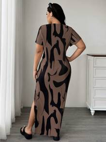 SHEIN EZwear 大码女式图案印花圆领短袖休闲侧开衩下摆中长连衣裙，适合夏季 - 棕色 - 查看 2