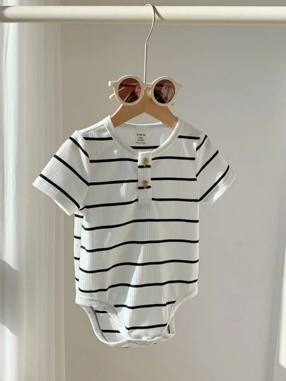 新生儿男女宝宝休闲舒适条纹针织连体衣，百搭舒适，适合春、夏、秋季穿着，室内外皆宜。