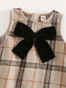 Cozy Pixies 2 件套女婴彼得潘领蕾丝边长袖开衫和圆领格纹无袖连衣裙