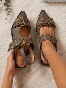 SHUZIA Sandalias planas con correa en el talón y detalles perforados, hebillas y efecto desgastado en piel sintética. Diseño llamativo, con estilo punk, ideal para vacaciones, primavera y verano, madre