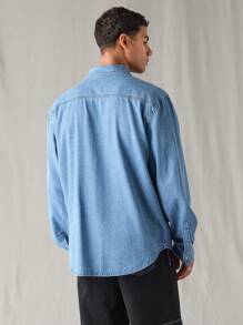 Manfinity Hypemode Camisa vaquera casual suelta de lavado claro para hombres, Urbanchill - Lavado ligero - Ver 3