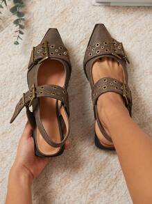 SHUZIA Sandalias planas con correa en el talón y detalles perforados, hebillas y efecto desgastado en piel sintética. Diseño llamativo, con estilo punk, ideal para vacaciones, primavera y verano, madre