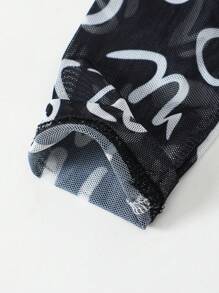 SHEIN Conjunto de ocio para niña, compuesto por top de malla con cuello redondo con estampado de graffiti de ciudad y letras en inglés, y pantalones skinny negros, estilo urbano.