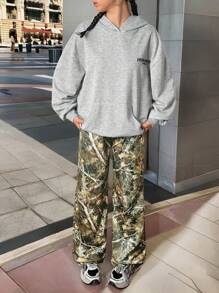 SHEIN Pantalones de punto a media cintura con estampado de camuflaje y ramas de árbol para adolescentes en otoño/invierno, sudadera con capucha gris con estampado de texto gráfico, pantalones cargo deportivos casuales y de regreso a la escuela