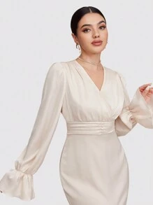 Mulvari Vestido elegante extra largo de unicolor con cuello en V, mangas acampanadas y volante en el bajo