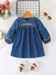 SHEIN Vestido vaquero holgado y cómodo con bordado floral y diseño con volantes en el bajo para niña bebé