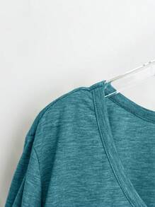 Blusa casual simple de talla grande con cuello en V y manga corta