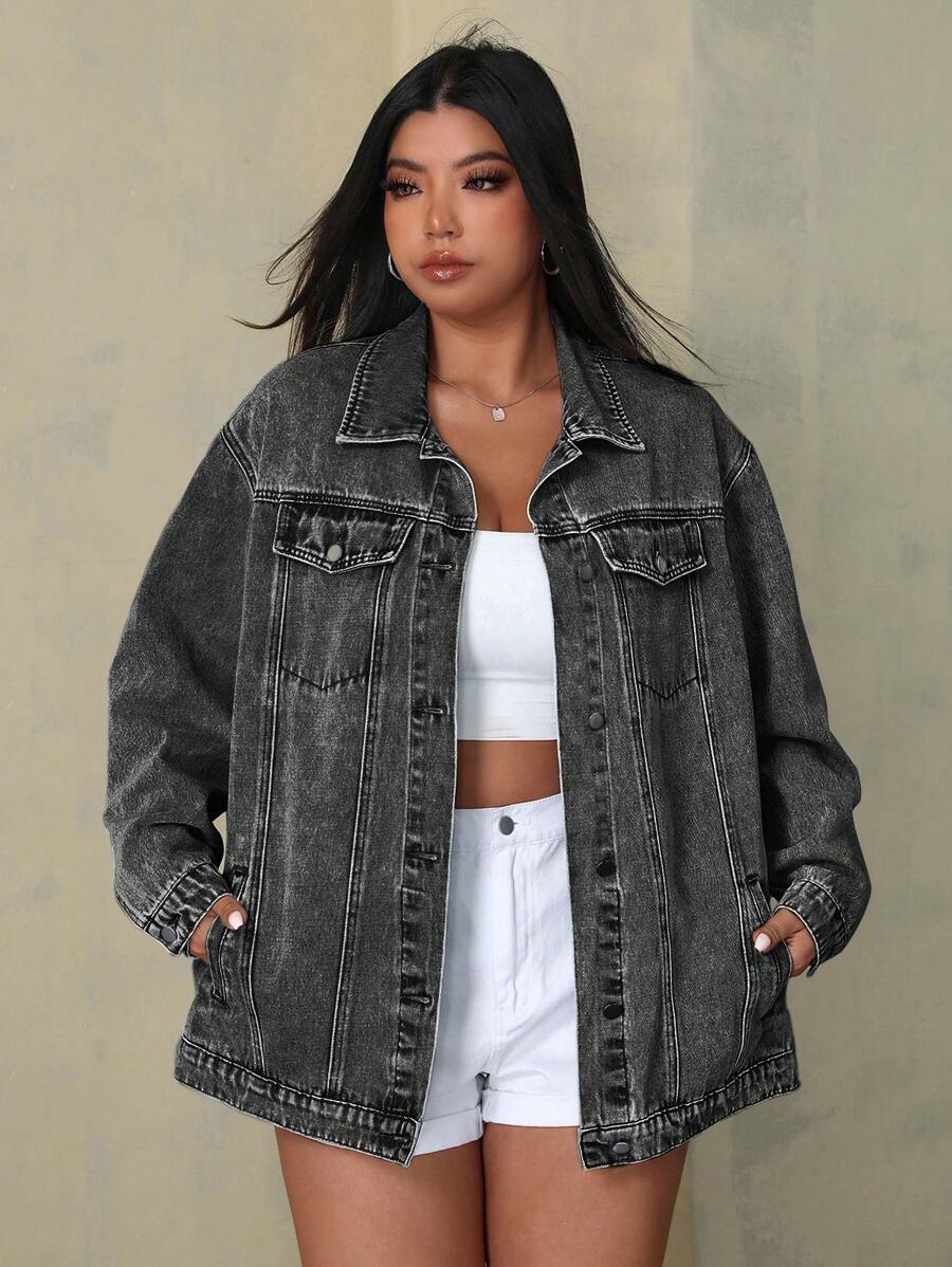 SHEIN EZwear جاكيت جينز كاجول بأكمام طويلة وأزرار أمامية وجيب للمقاسات الكبيرة - رمادي غامق - مشاهدة 1