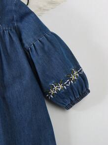 SHEIN Vestido vaquero holgado y cómodo con bordado floral y diseño con volantes en el bajo para niña bebé