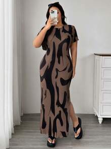 SHEIN EZwear 大码女式图案印花圆领短袖休闲侧开衩下摆中长连衣裙，适合夏季 - 棕色 - 查看 3